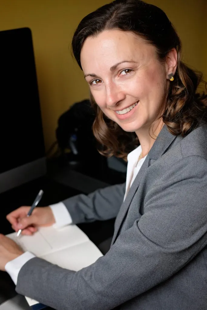 Headshot of freelance copywriter, editor, and German-to-English translator Lori Straus